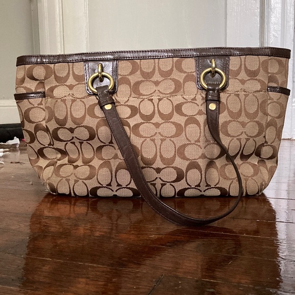 Signature Coach Print Shoulder Bag - Picture 8 of 16